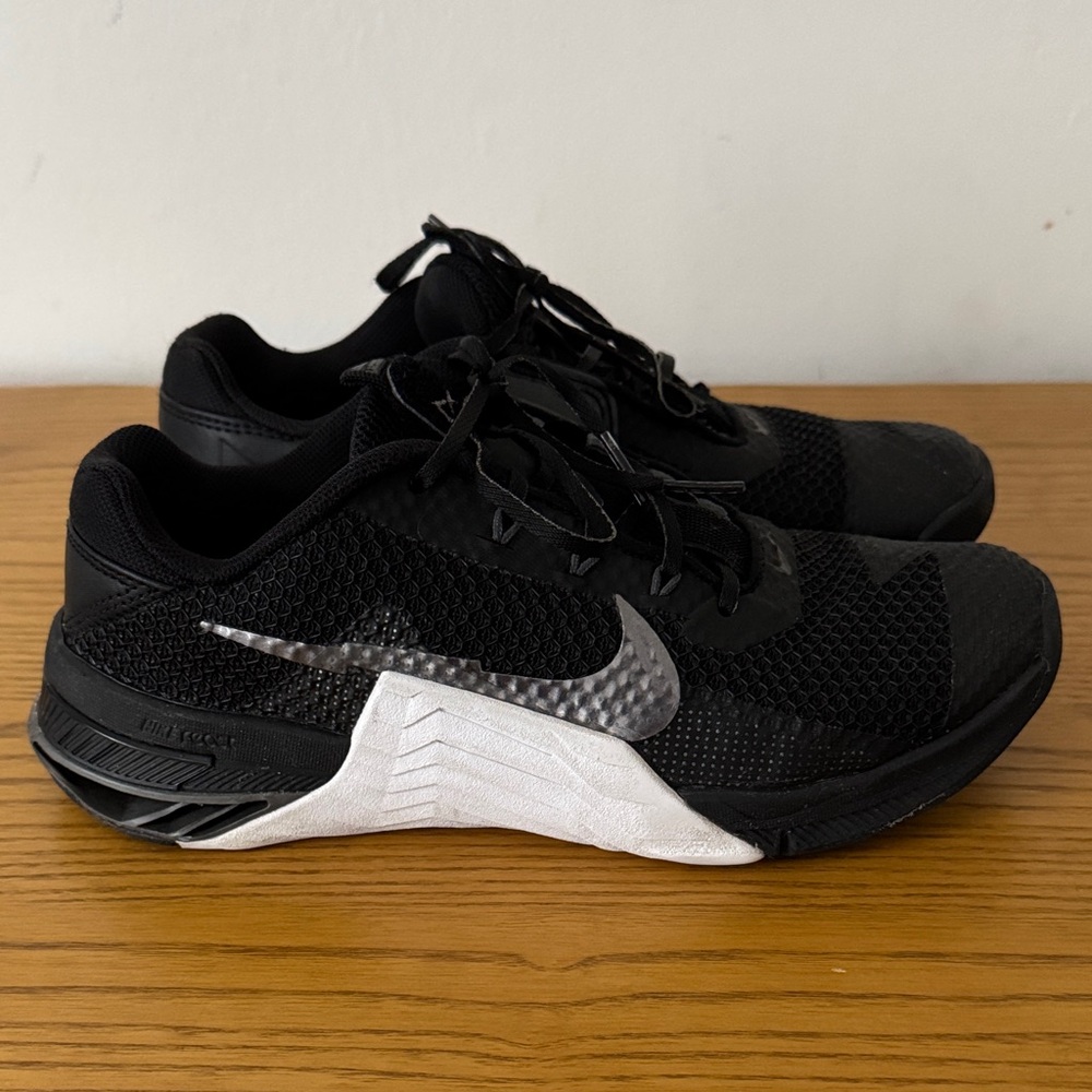 Nike Metcon Black and White (Sz 7) women’s